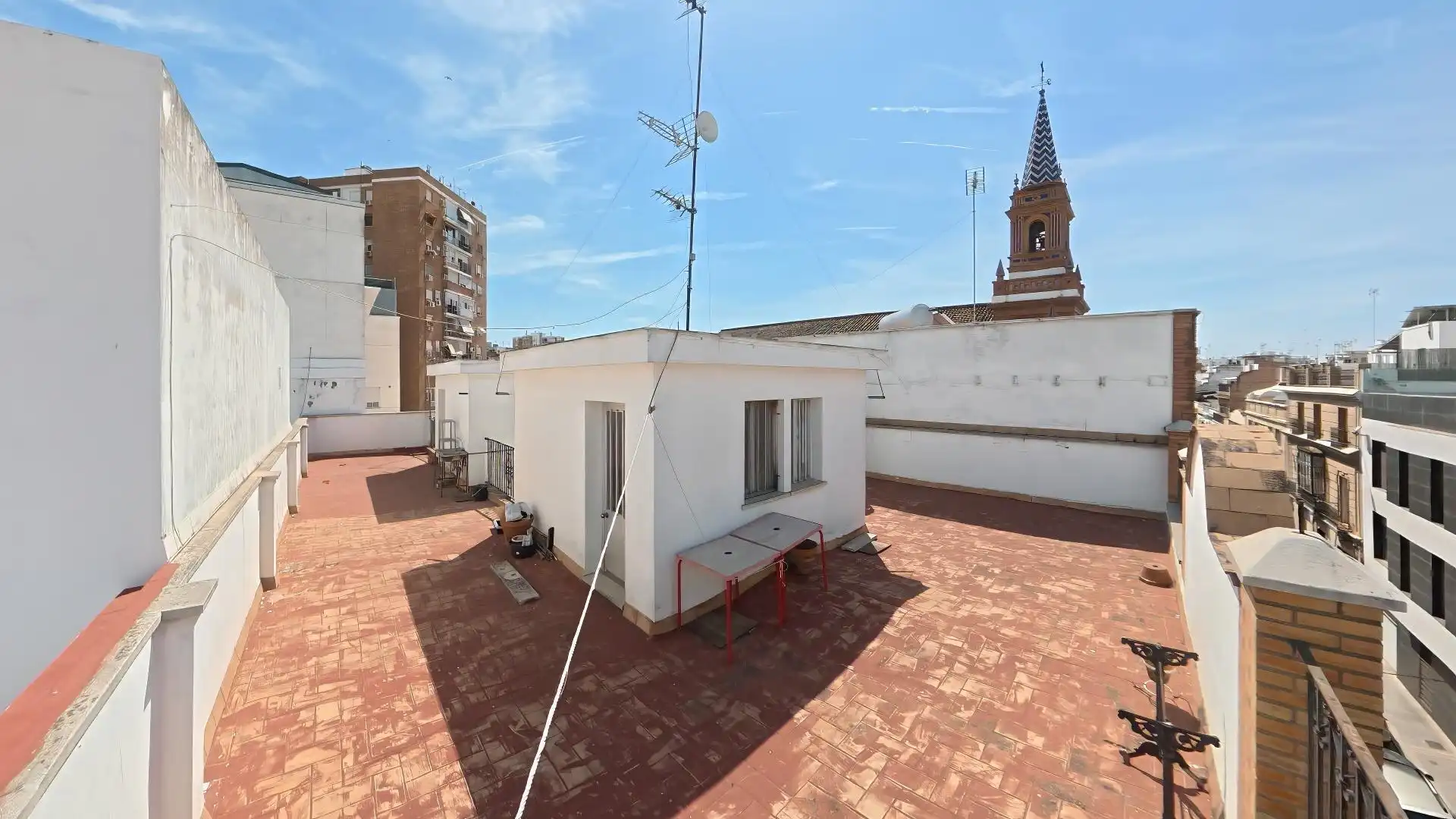 Vista exterior de Pis en venda en Sevilla amb Aire condicionat, Terrassa i Balcó