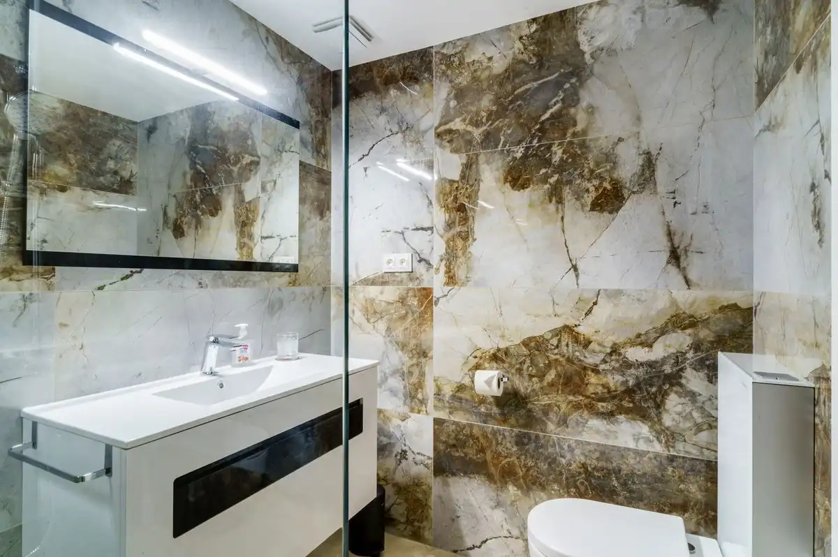 Baño de Planta baja de alquiler en Estepona con Aire acondicionado, Terraza y Piscina comunitaria