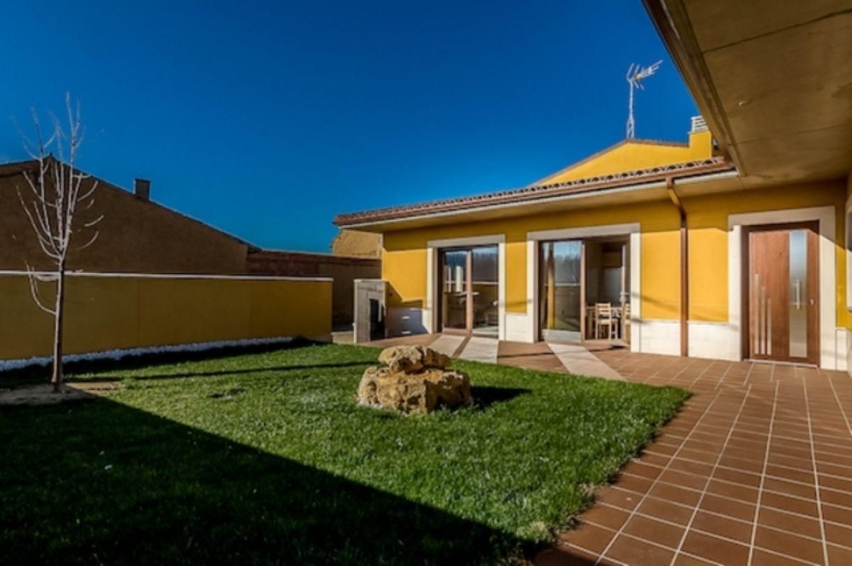 Jardí de Casa o xalet en venda en Villamandos amb Calefacció i Traster