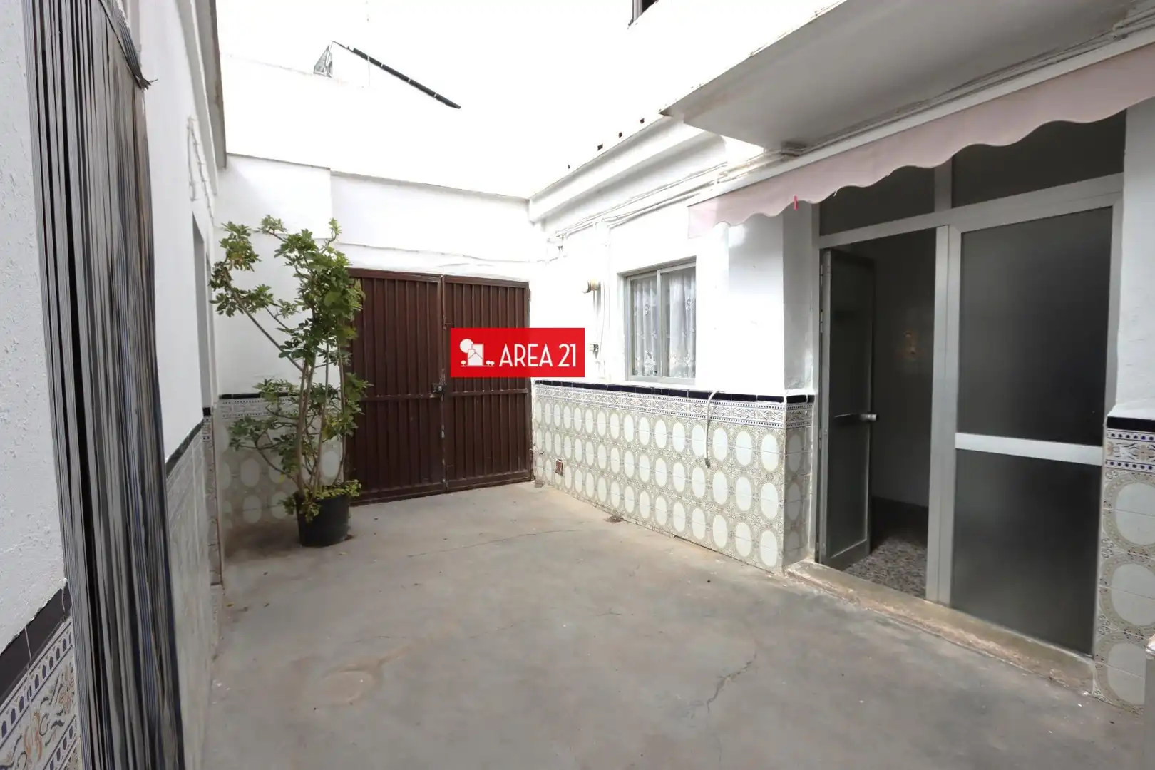Houses for sale in La Pobla de Vallbona  with Terrace and Storage room