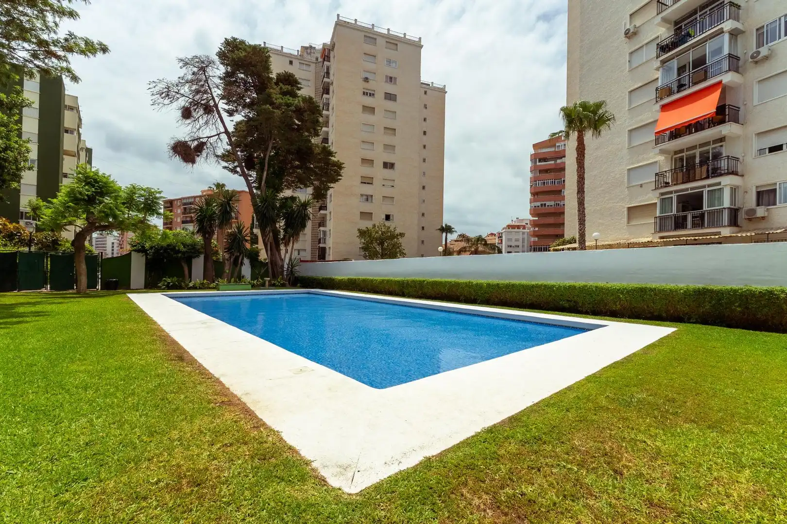 Schwimmbecken von Wohnung zum Verkauf in Fuengirola mit Klimaanlage, Heizung und Gemeinschaftspool