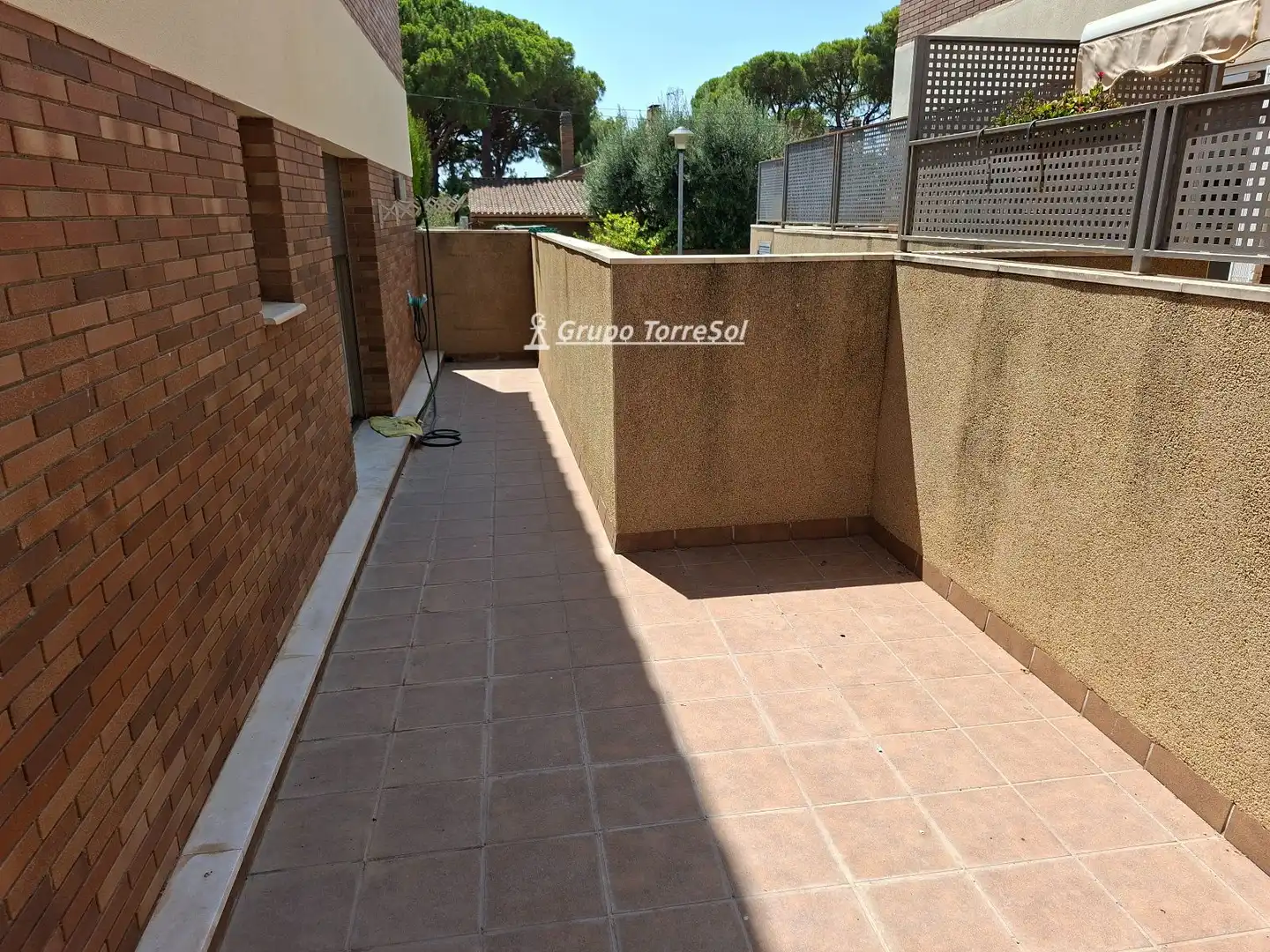 Terrasse von Einfamilien-Reihenhaus zum Verkauf in El Vendrell mit Privatgarten, Schwimmbad und Gemeinschaftspool