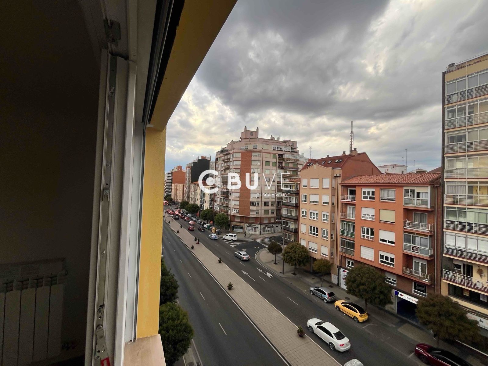 Vista exterior de Àtic en venda en León Capital  amb Calefacció i Terrassa