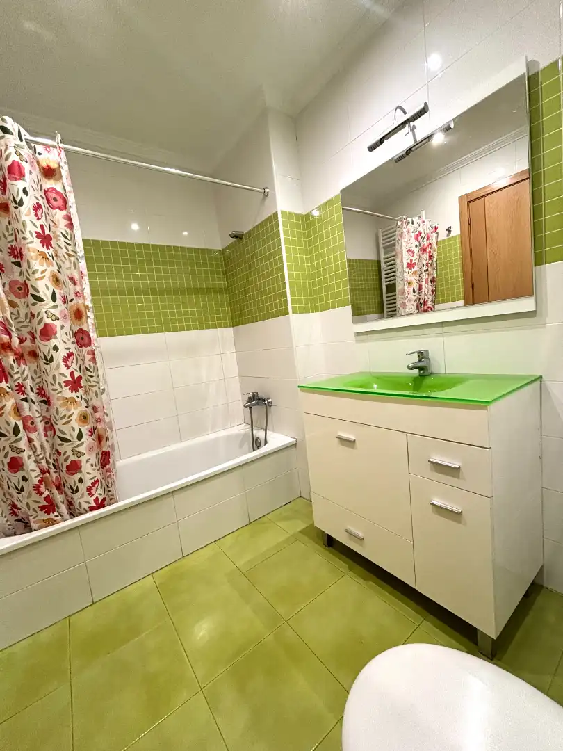 Baño de Apartamento en venta en Plasencia con Calefacción, Jardín privado y Parquet