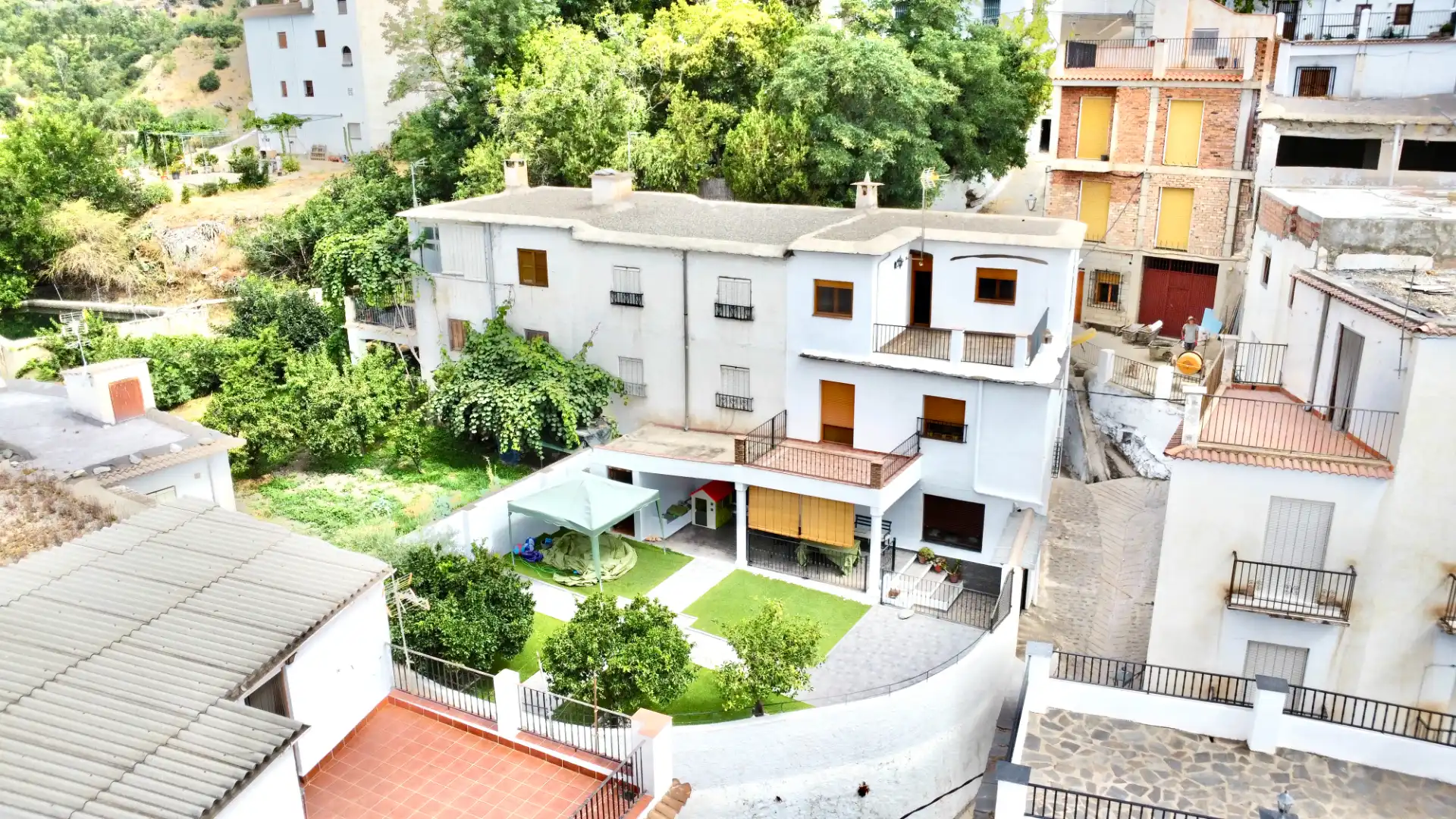 Vista exterior de Casa o xalet en venda en Válor amb Calefacció, Jardí privat i Terrassa