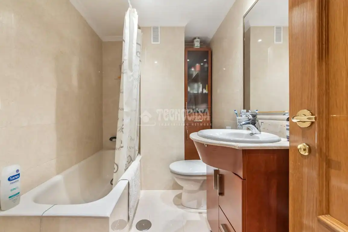 Bathroom of Flat for sale in Madrid  with Air Conditioner, Heating and Parquet flooring