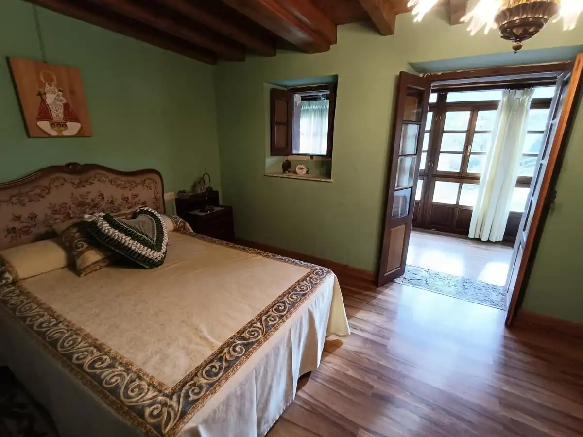 Schlafzimmer von Einfamilien-Reihenhaus zum Verkauf in Peñamellera Alta mit Heizung, Privatgarten und Terrasse