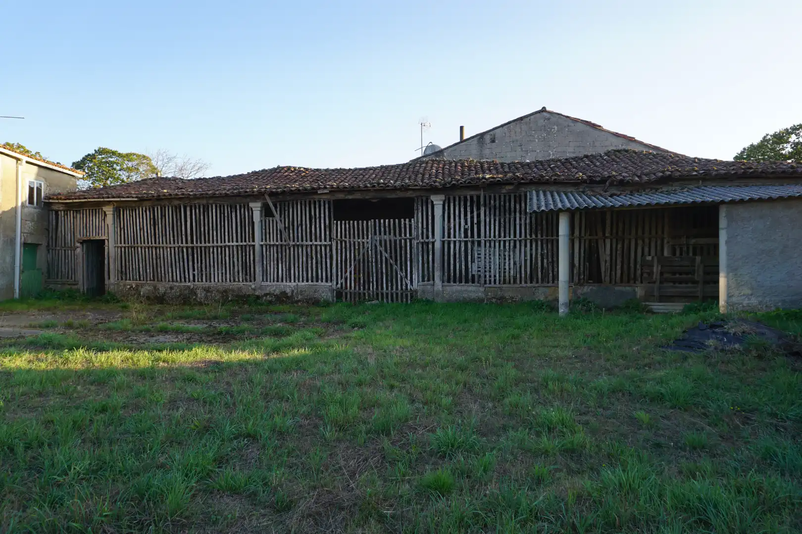Vista exterior de Finca rústica en venda en Santiso amb Jardí privat