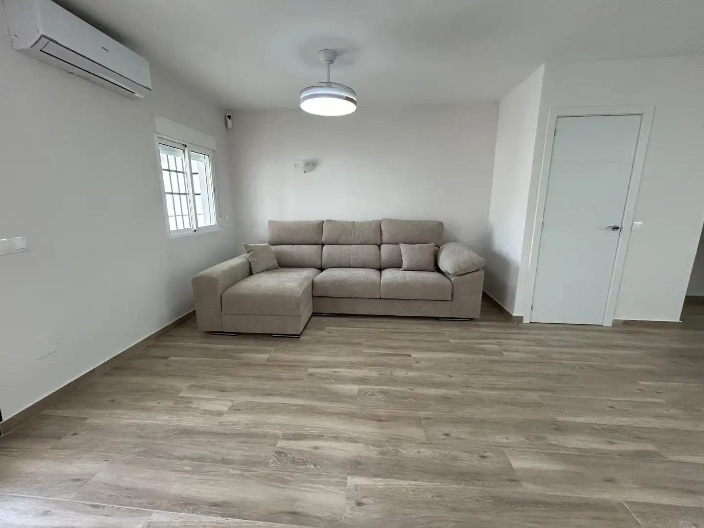Sala d'estar de Casa adosada de lloguer en Benalmádena amb Aire condicionat, Calefacció i Terrassa