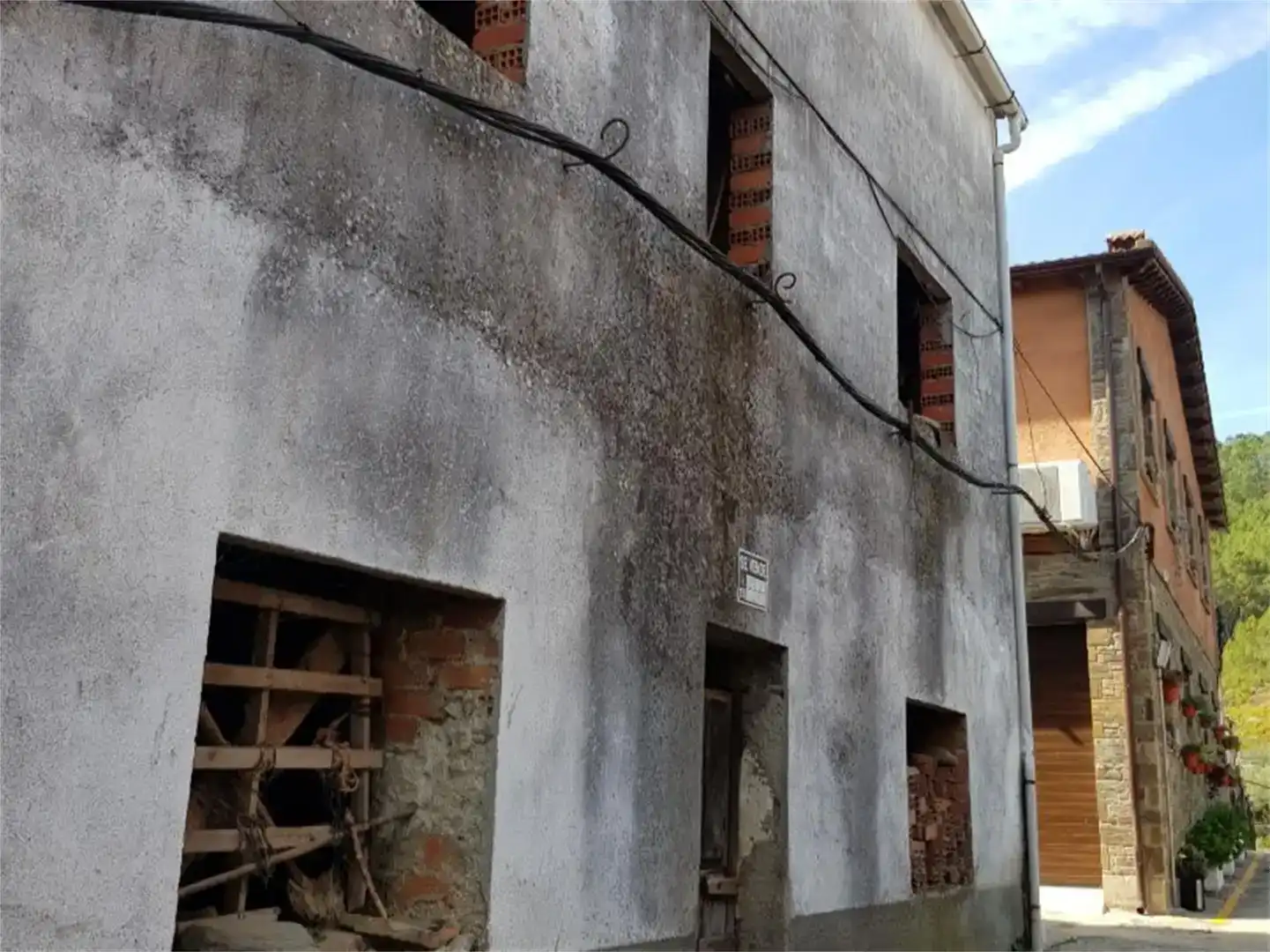 Vista exterior de Local en venda en Nuñomoral, Cáceres