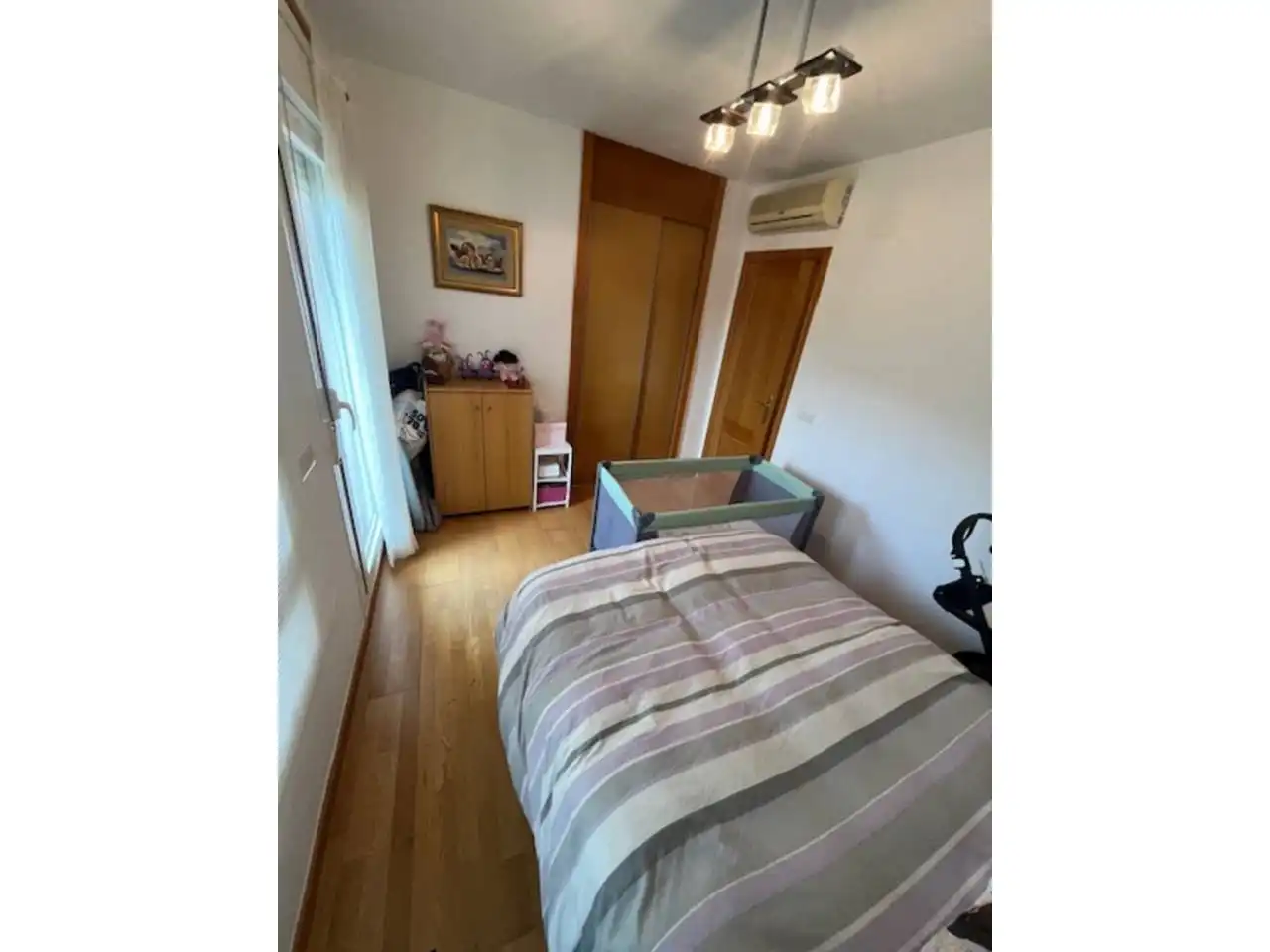 Schlafzimmer von Einfamilien-Reihenhaus zum Verkauf in Estepona mit Klimaanlage, Privatgarten und Parkett