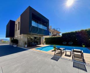 Vista exterior de Casa o xalet en venda en Vigo  amb Terrassa, Piscina i Balcó