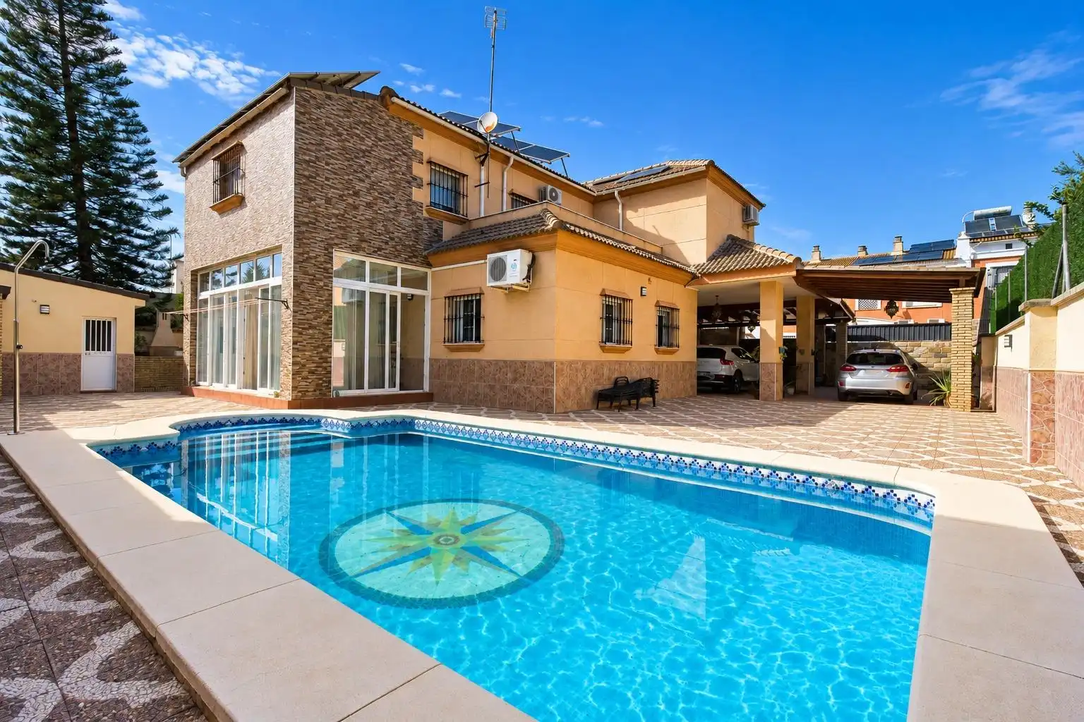 Detached house with pool for sale in Cerros de Montequinto