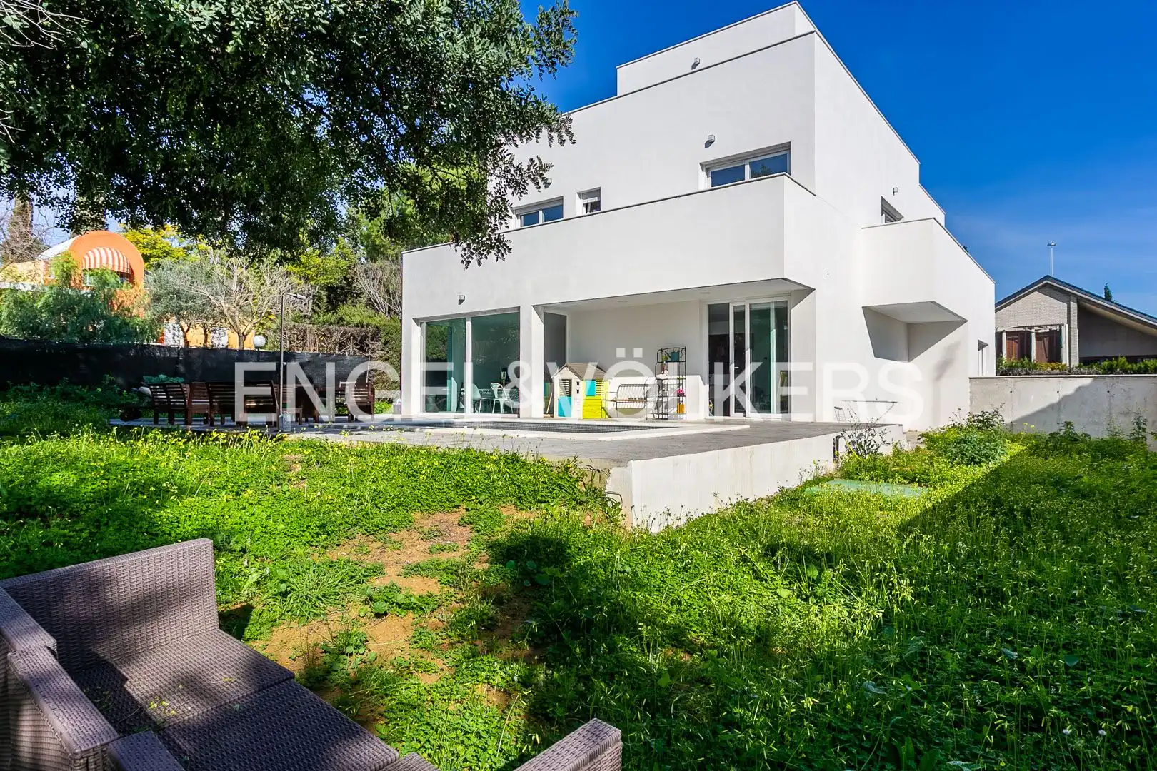 Vista exterior de Casa o xalet en venda en Tomares amb Aire condicionat, Calefacció i Jardí privat