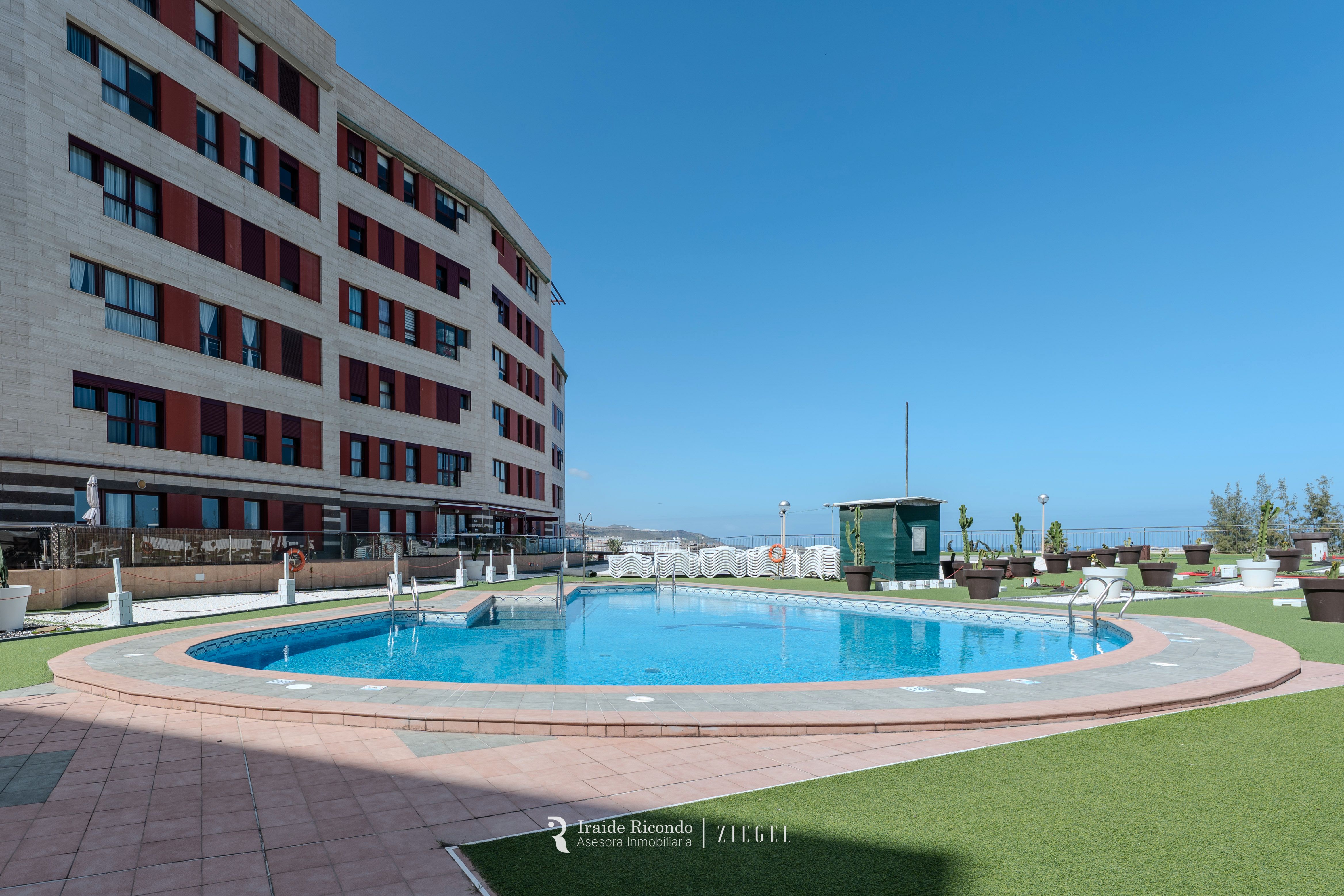 Piscina de Pis de lloguer en Las Palmas de Gran Canaria amb Jardí privat, Traster i Piscina