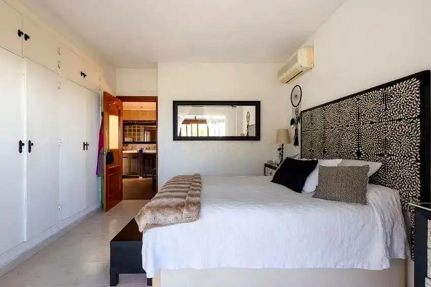Schlafzimmer von Haus oder Chalet zum Verkauf in Málaga mit Klimaanlage, Heizung und Privatgarten