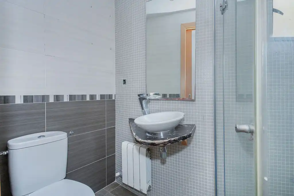 Bathroom of Apartments for sale in Girona  with Storage room