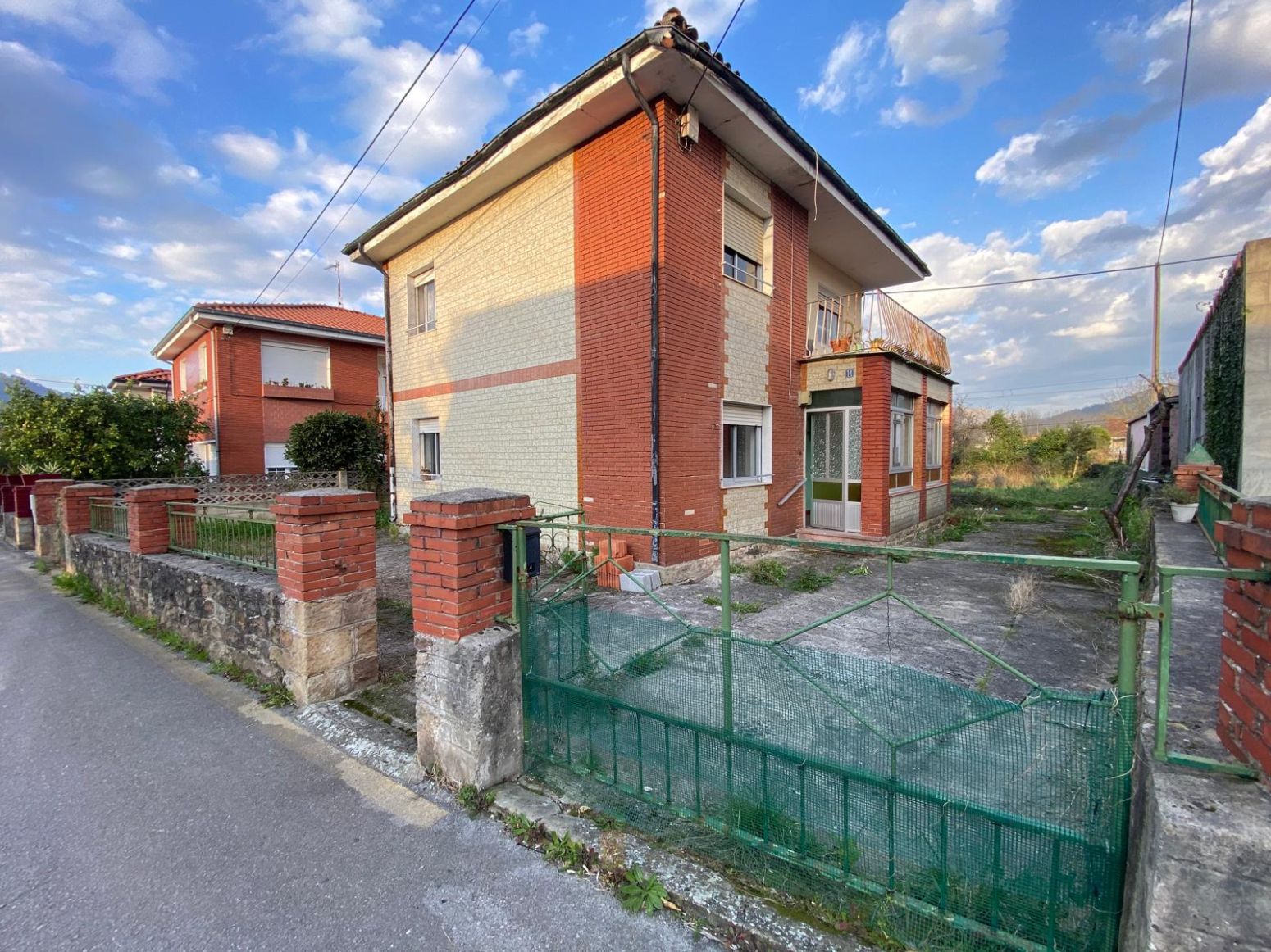 Vista exterior de Casa o chalet en venta en Los Corrales de Buelna  con Jardín privado, Parquet y Terraza