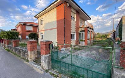 Vista exterior de Casa o xalet en venda en Los Corrales de Buelna  amb Parquet, Terrassa i Traster