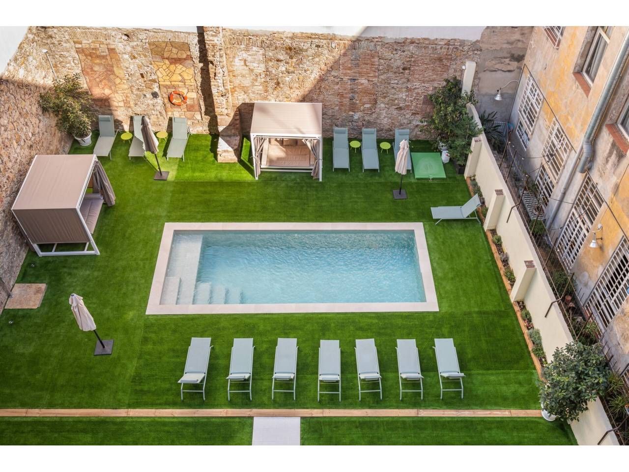 Swimming pool of Flat to rent in  Barcelona Capital  with Air Conditioner, Heating and Private garden