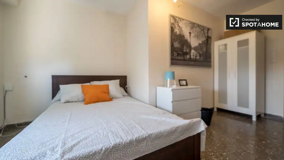 Habitación de Piso de alquiler en Valencia con Aire acondicionado, Calefacción y Amueblado