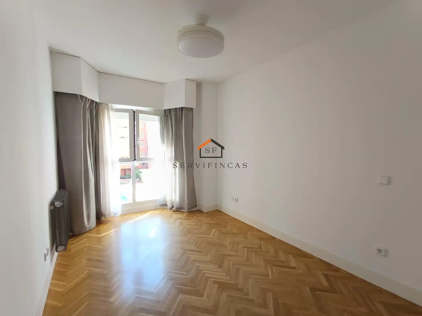 Schlafzimmer von Wohnung zur Miete in Madrid mit Heizung, Parkett und Abstellraum