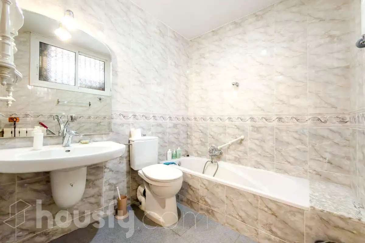 Bany de Casa o xalet en venda en Barcelona amb Jardí privat, Terrassa i Traster