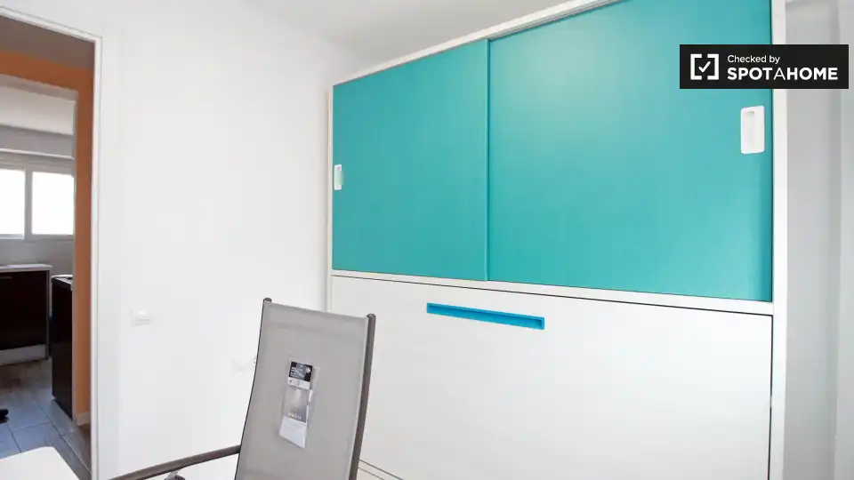 Room in La Verneda i la Pau