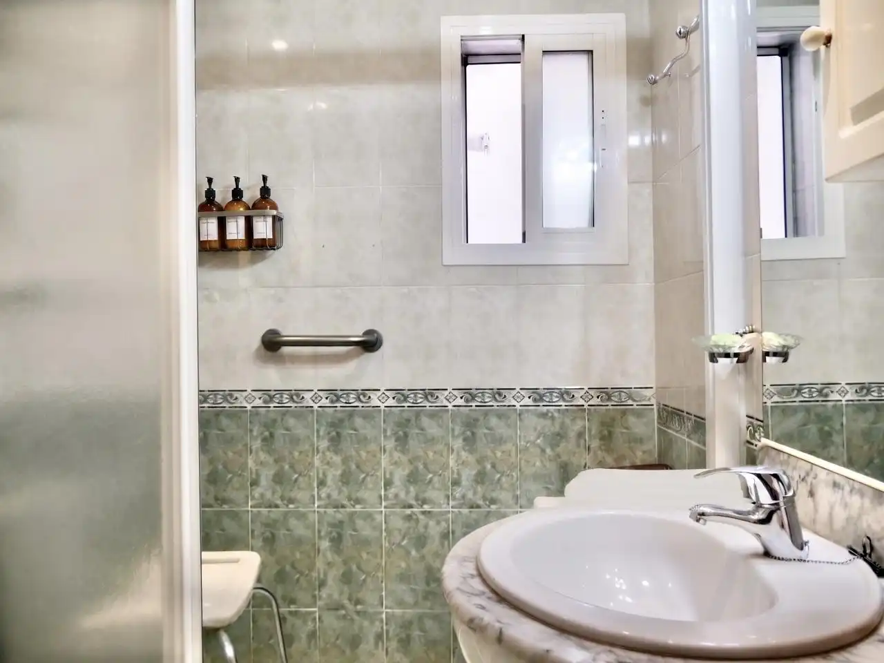 Badezimmer von Wohnung zum Verkauf in Sevilla mit Klimaanlage, Terrasse und Möbliert