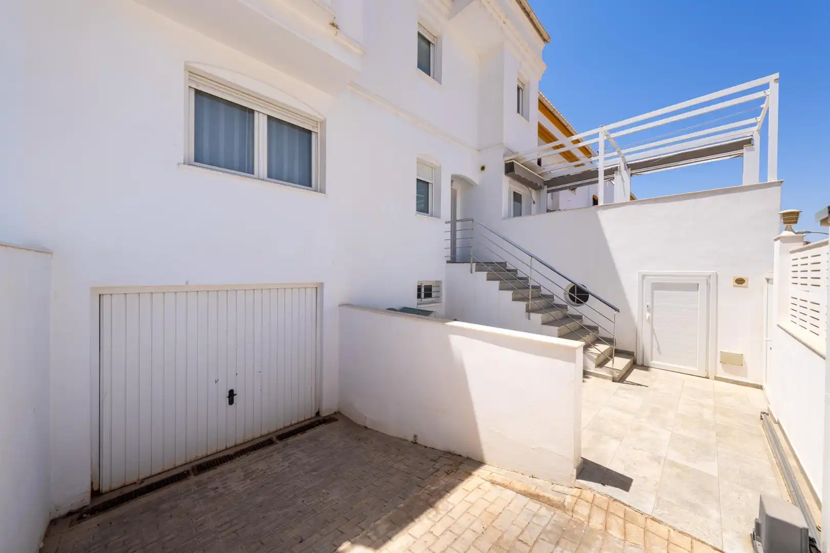 Vista exterior de Casa adosada en venta en Almería con Aire acondicionado, Terraza y Trastero