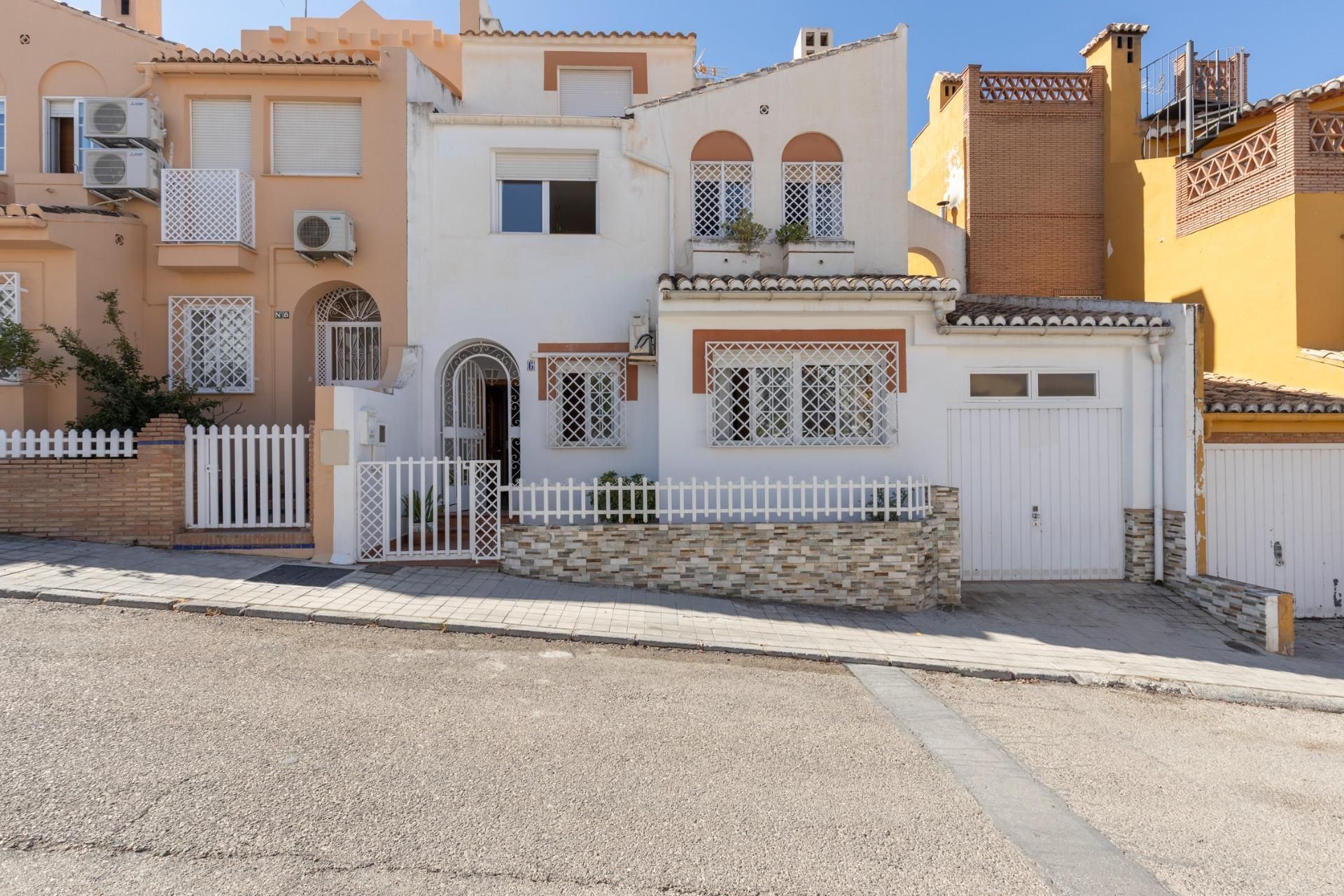 Exterior view of Single-family semi-detached for sale in Huétor Vega  with Air Conditioner, Heating and Terrace