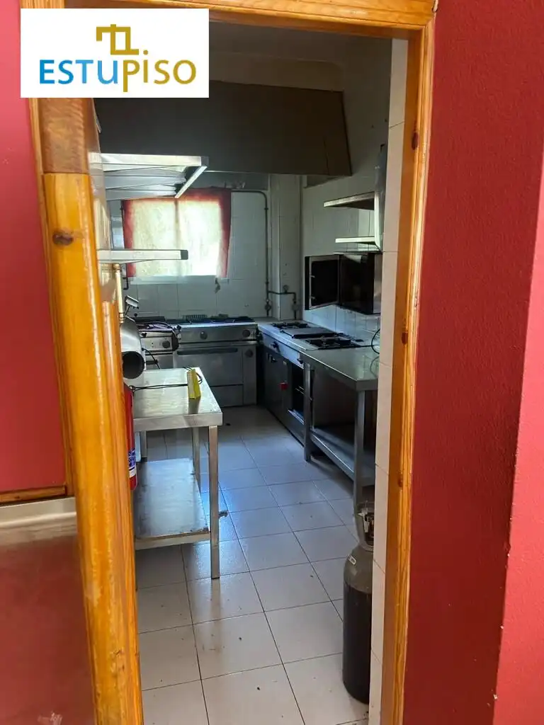 Küche von Geschaftsraum zum Verkauf in Matallana de Torío mit Möbliert