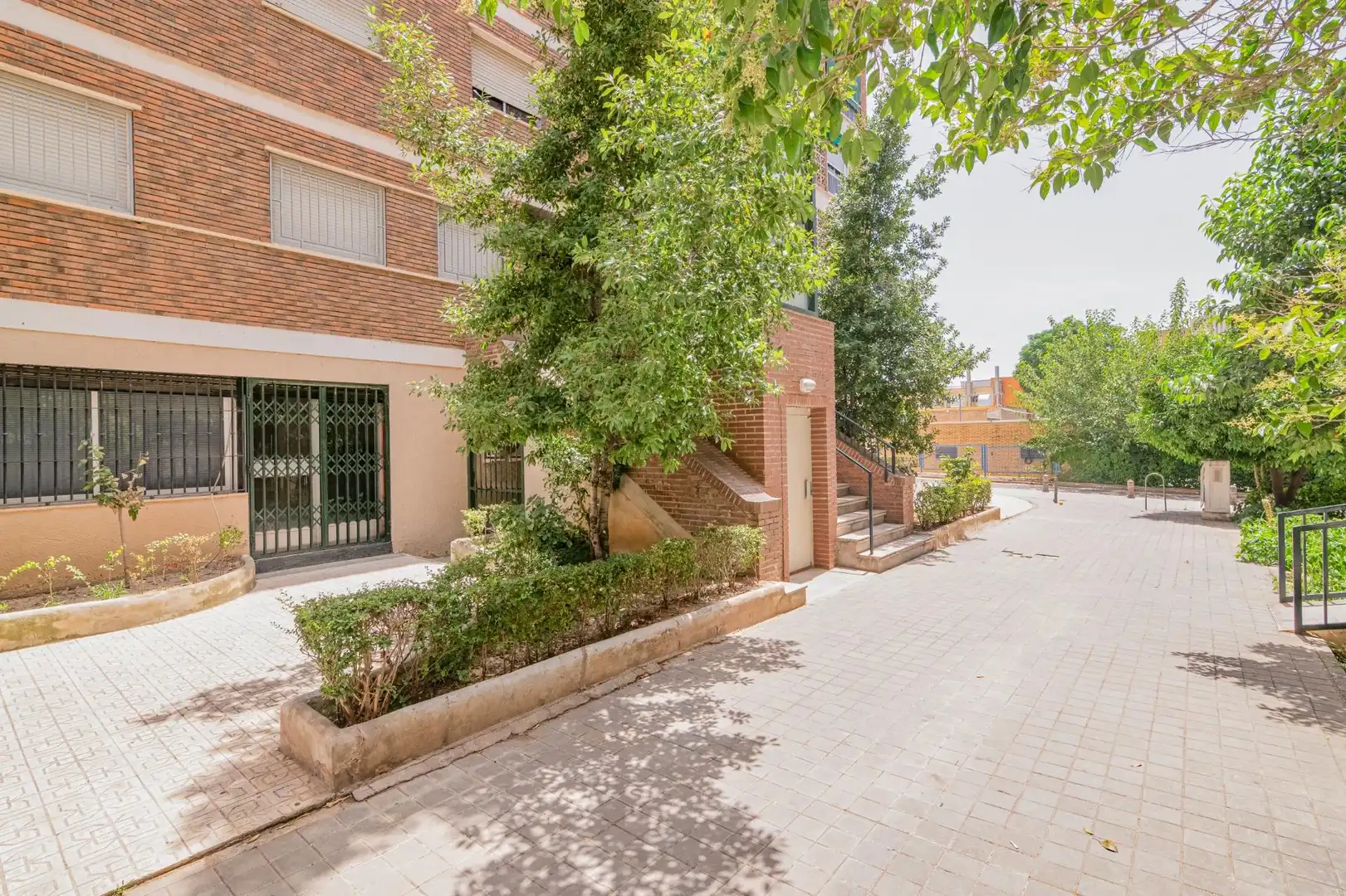 Vista exterior de Pis en venda en Granada amb Calefacció, Terrassa i Traster