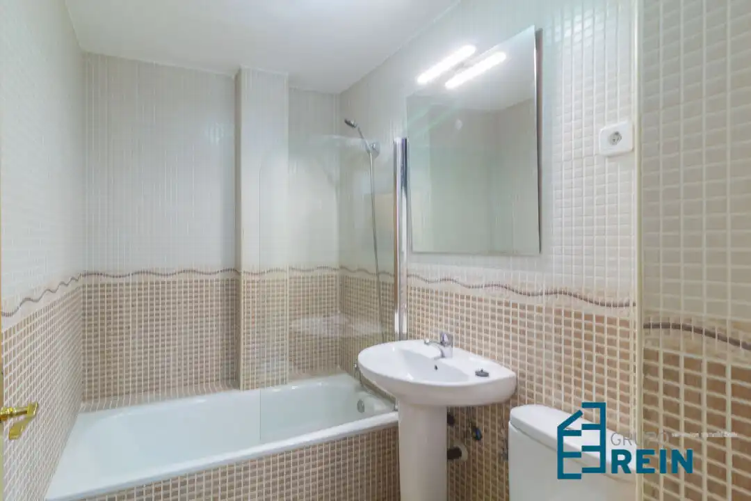 Baño de Piso de alquiler en Magán con Calefacción, Piscina y Balcón