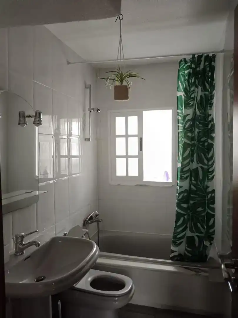 Badezimmer von Wohnung zur Miete in Catoira mit Privatgarten, Parkett und Möbliert