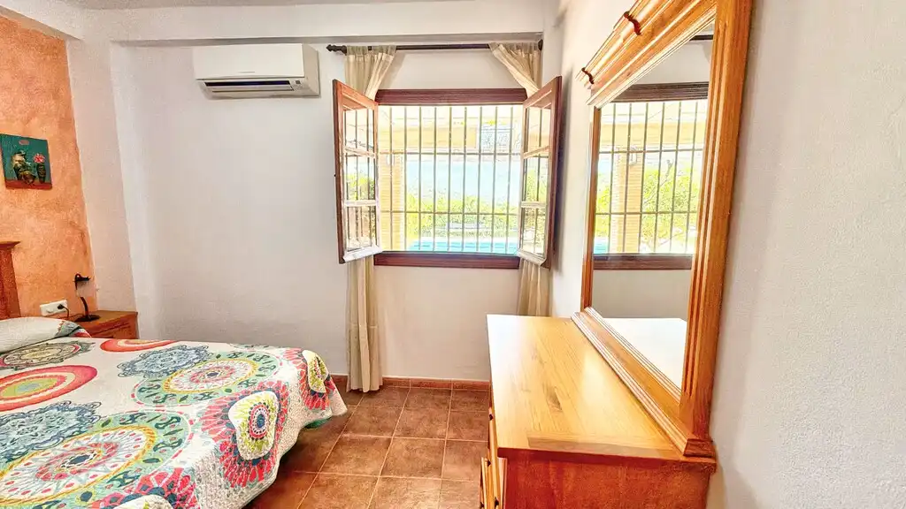 Habitación de Finca rústica en venta en Periana con Aire acondicionado, Jardín privado y Terraza