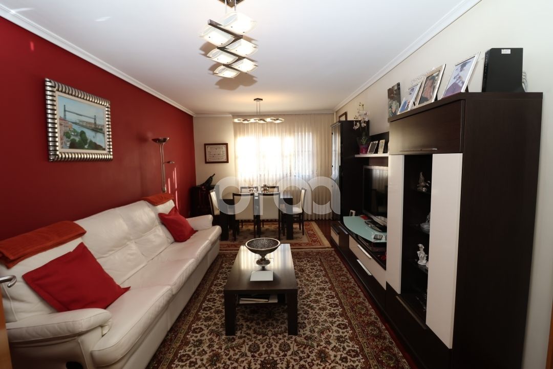 Sala d'estar de Pis en venda en Santurtzi  amb Calefacció, Traster i Moblat