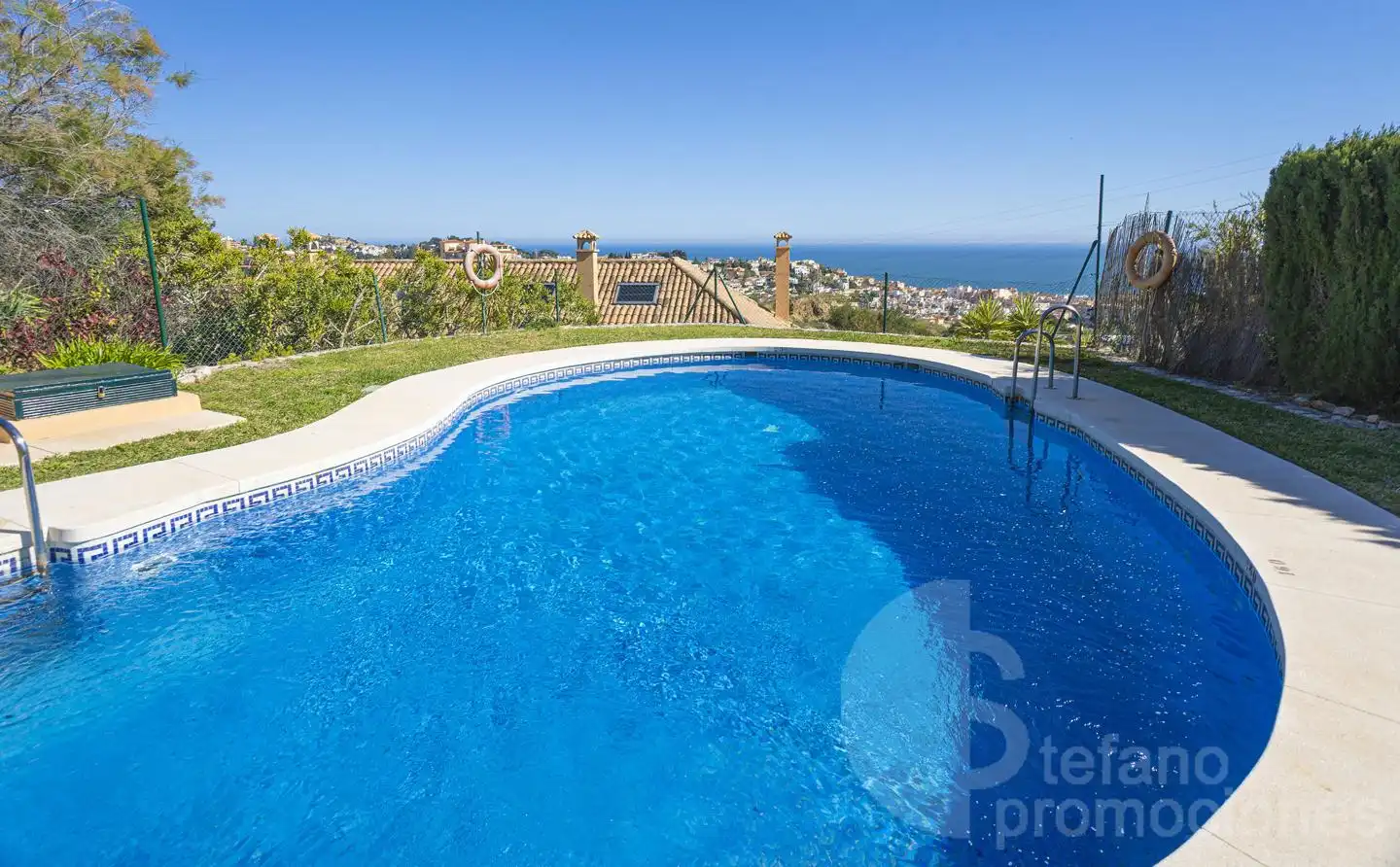 Piscina de Casa adosada en venda en Málaga amb Aire condicionat, Jardí privat i Terrassa