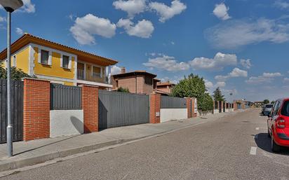 Vista exterior de Casa o xalet en venda en Aldeamayor de San Martín amb Calefacció, Jardí privat i Terrassa