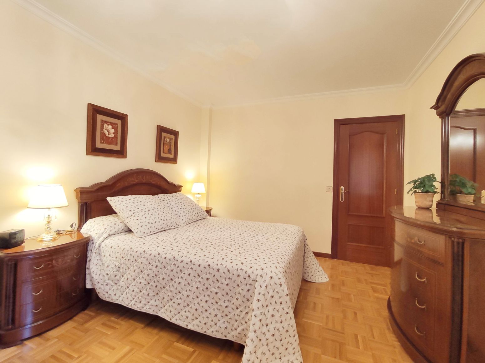 Dormitori de Pis en venda en Gijón  amb Calefacció, Parquet i Traster