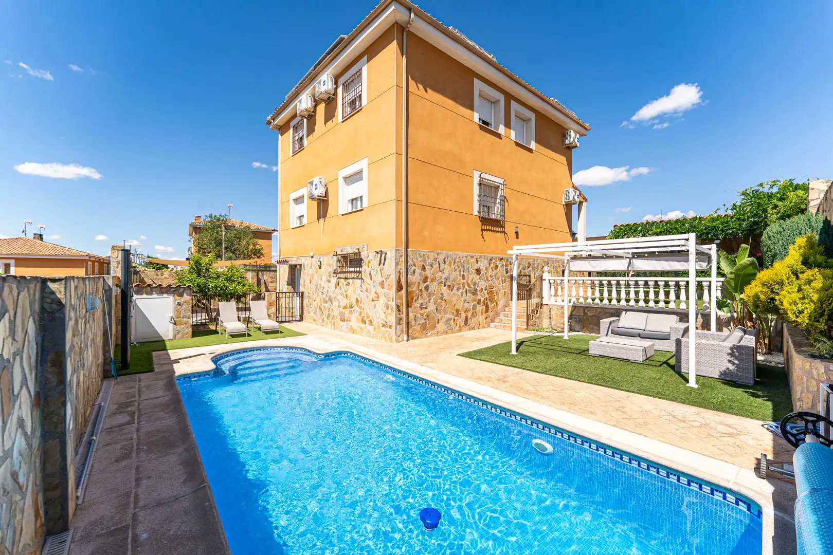 Piscina de Casa o chalet en venta en Serranillos del Valle con Aire acondicionado, Calefacción y Jardín privado