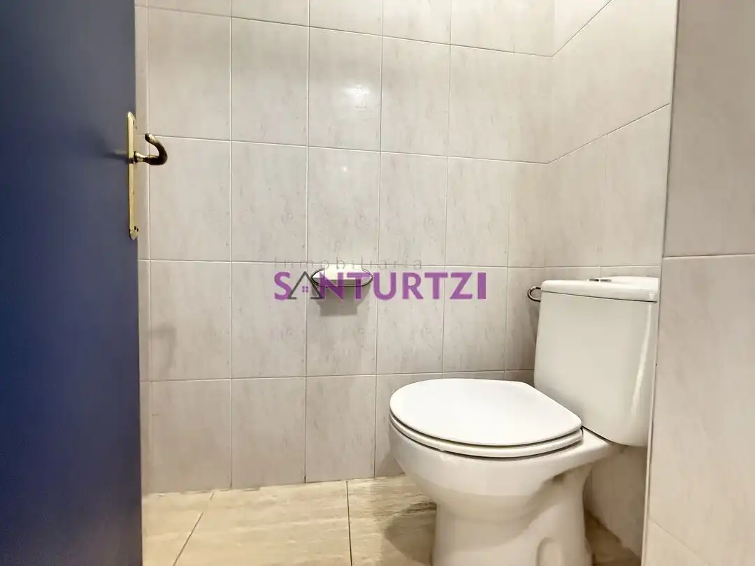 Bathroom of Commercial properties for rent in Santurtzi 