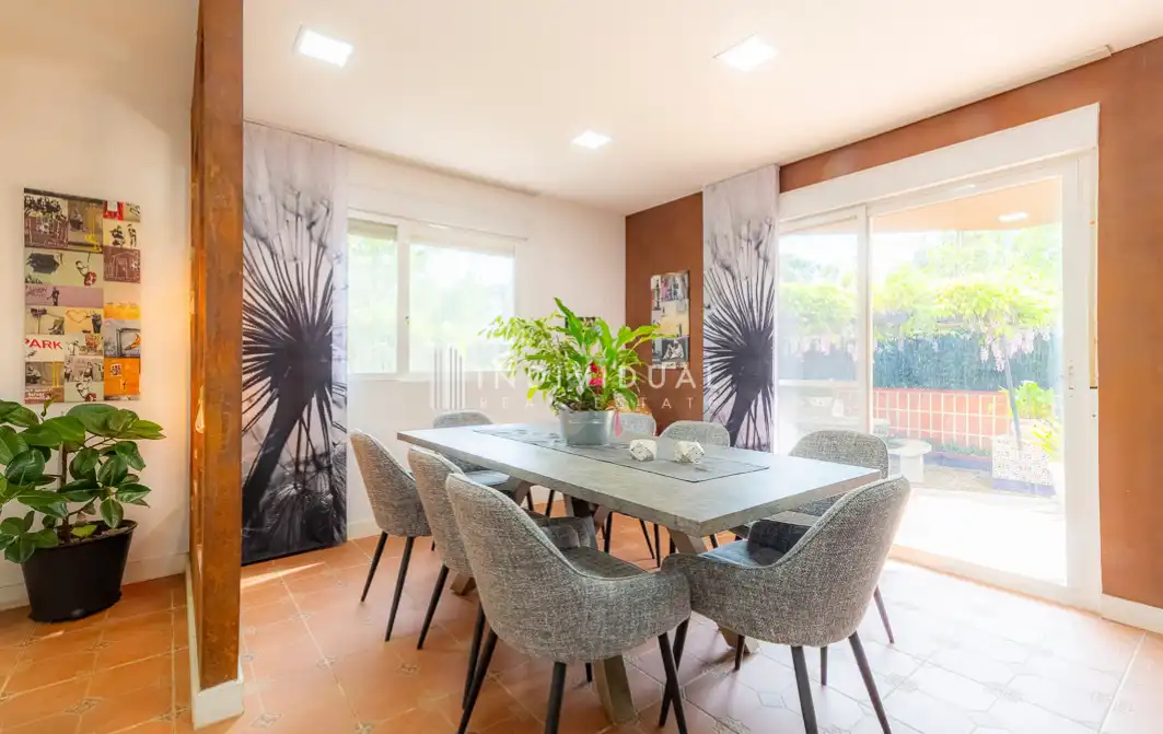 Menjador de Casa o xalet en venda en Santa Eulàlia de Ronçana amb Aire condicionat, Jardí privat i Parquet
