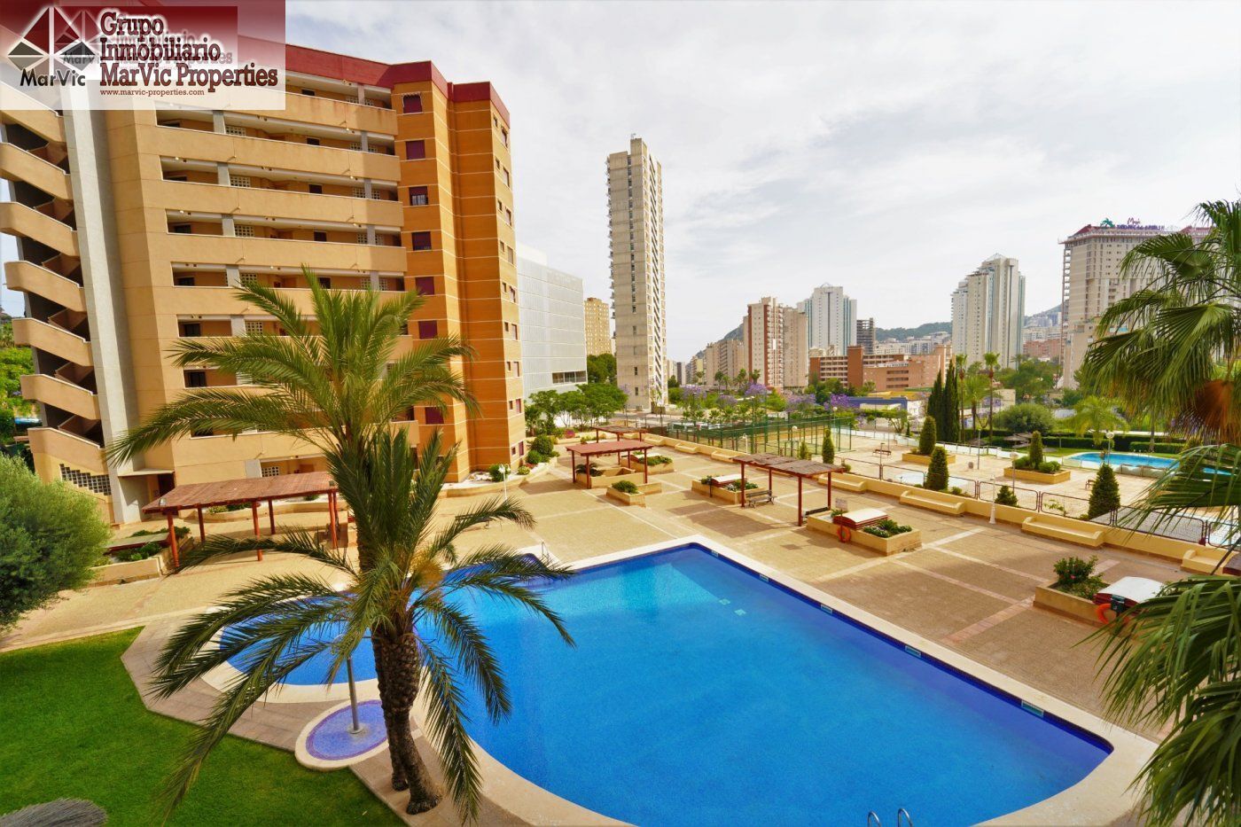 Schwimmbecken von Wohnung zum Verkauf in Benidorm mit Klimaanlage, Privatgarten und Terrasse