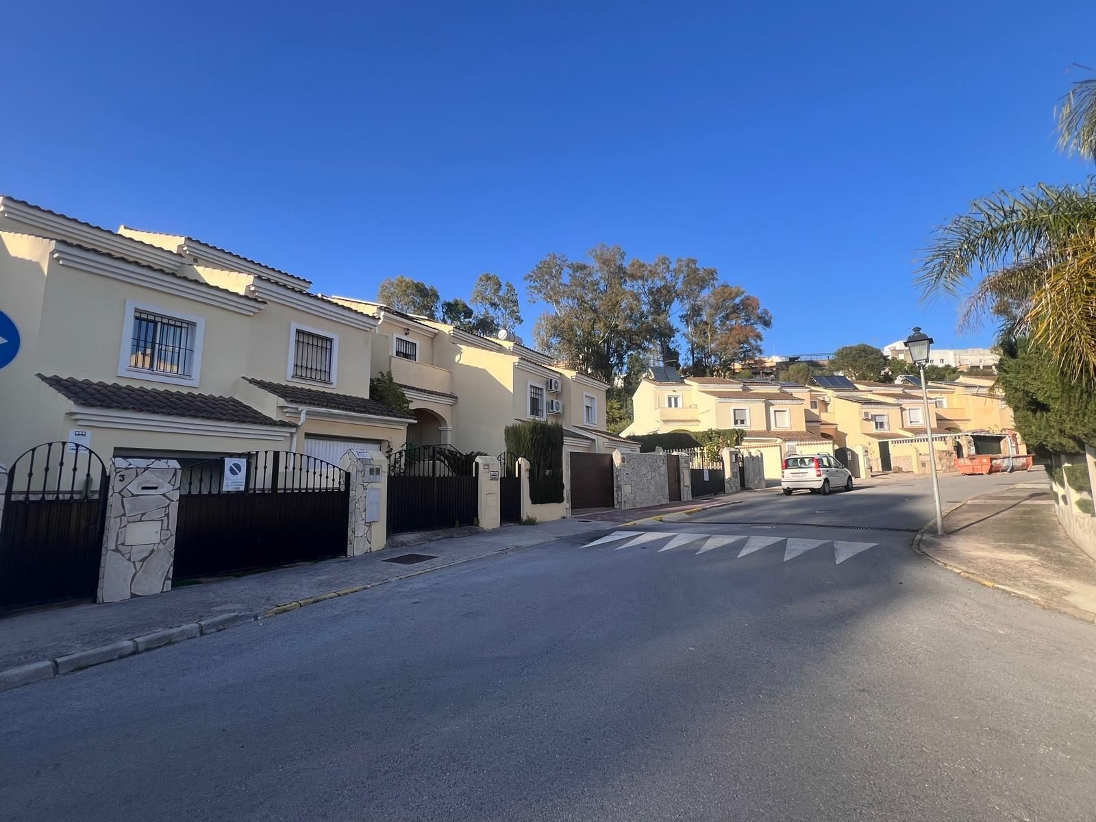 Vista exterior de Casa adosada en venta en Los Barrios con Piscina comunitaria