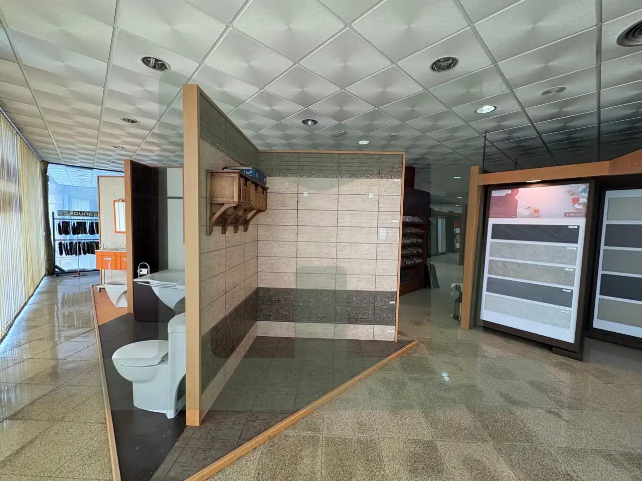 Badezimmer von Fabrikhallen zur Miete in Griñón