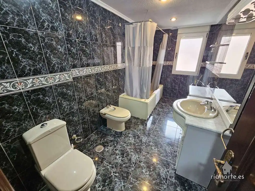 Bathroom of Flat for rent in Avilés  with Heating and Terrace