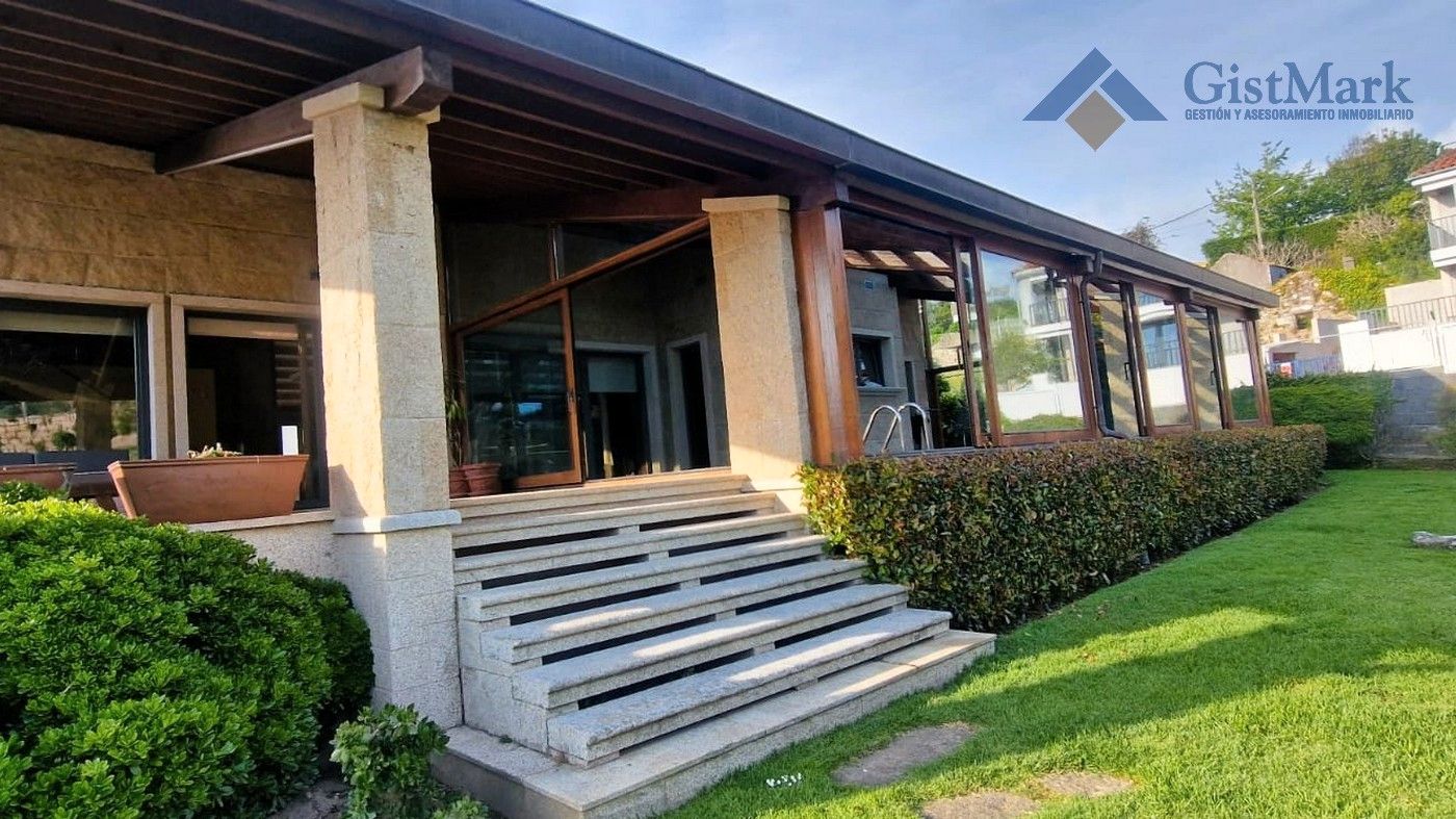 Vista exterior de Casa o xalet en venda en Nigrán amb Calefacció, Jardí privat i Parquet