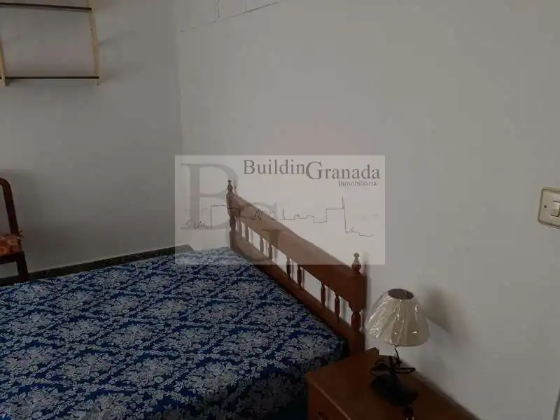 Habitación de Piso de alquiler en Granada con Terraza y Microondas