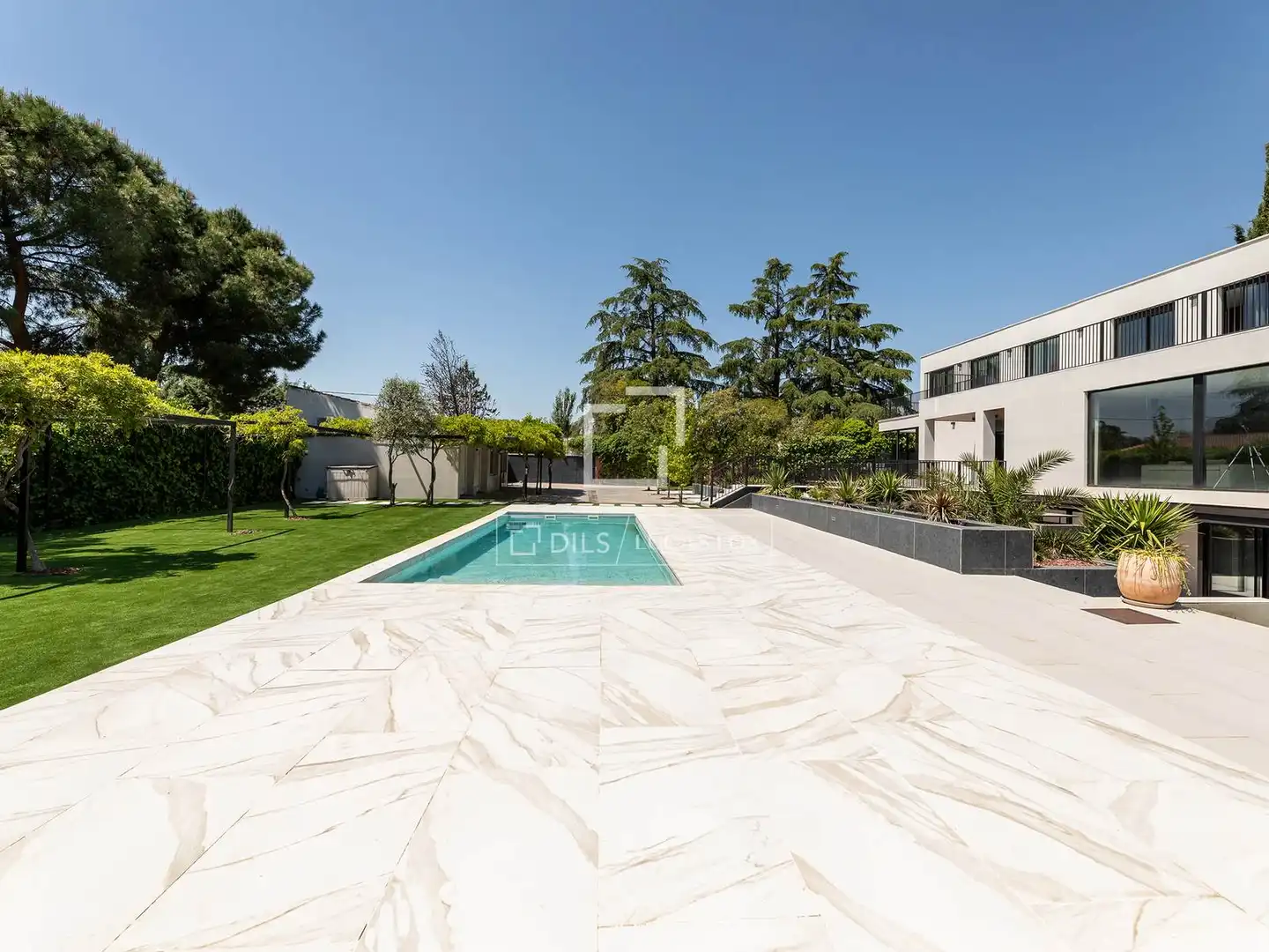 Vista exterior de Casa o xalet en venda en Majadahonda amb Aire condicionat, Calefacció i Jardí privat